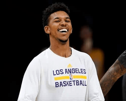 缩腿抬步 缩腿抬步